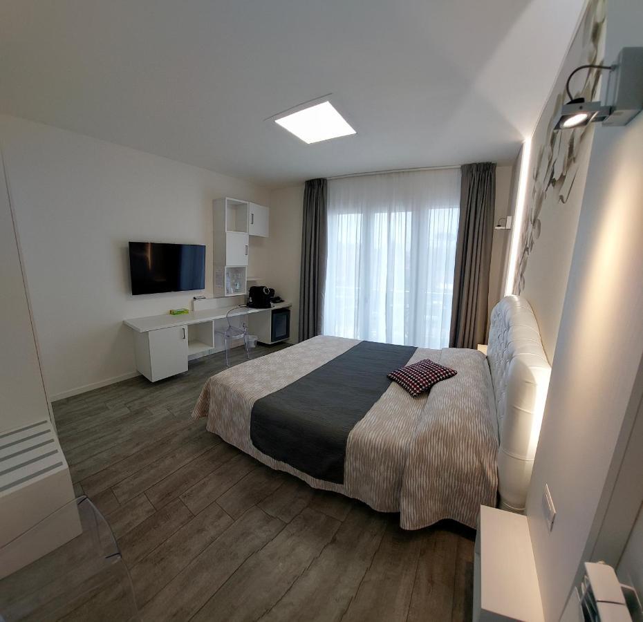 فندق La Brise مارينا دي بييتراسانْت المظهر الخارجي الصورة